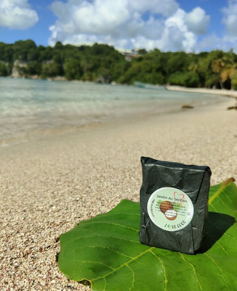 Plein air, décor tropical pour les produits Love Coco Earth.