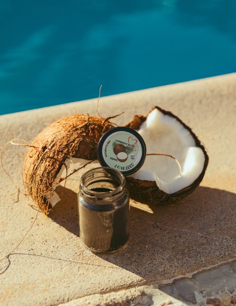 Charbon de coco actif en poudre, issus des résidus de coco.