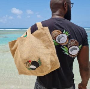 On voit le fondateur de Love Coco Earth portant un sac en tissu, à l'effigie de la marque.